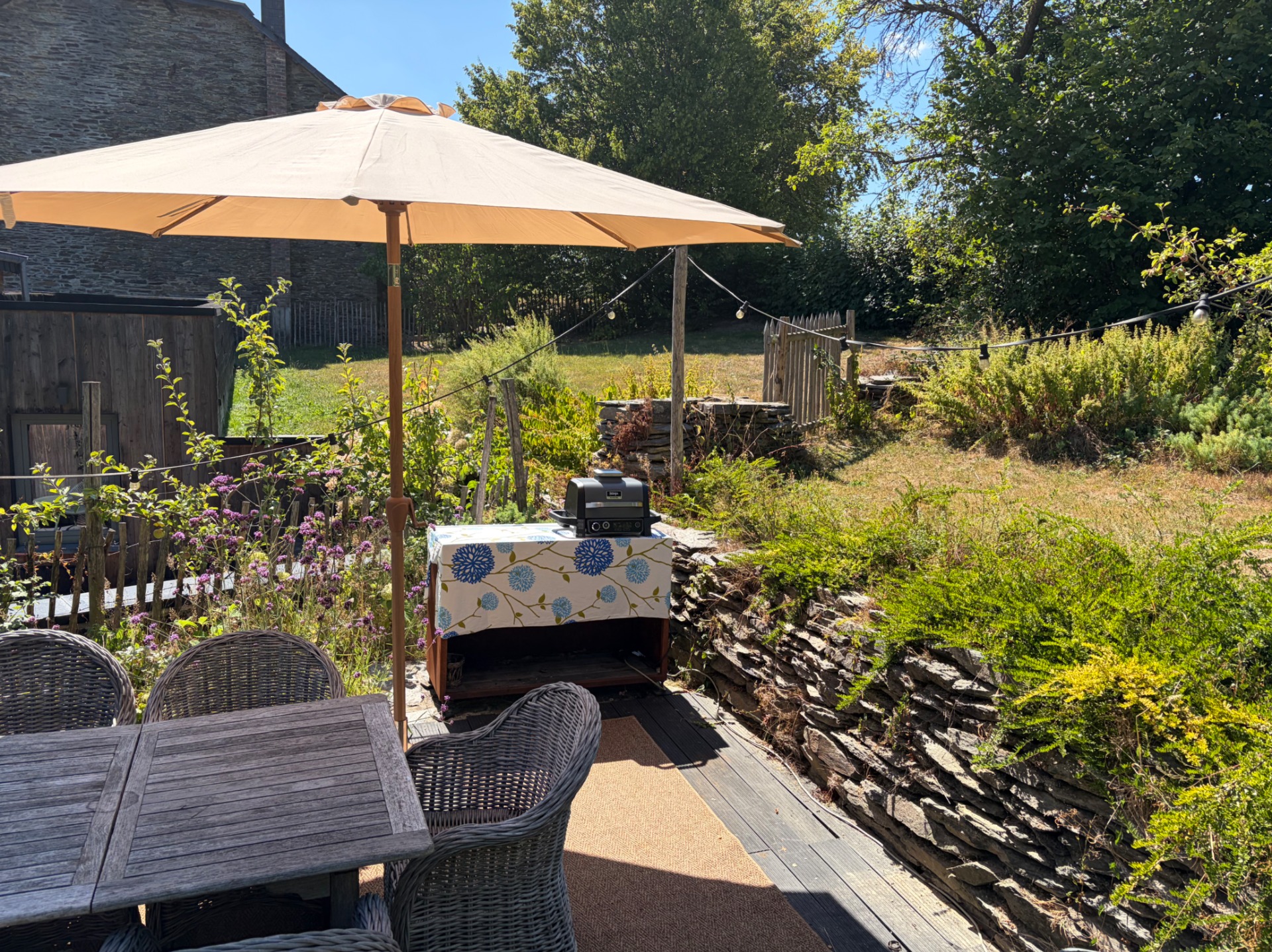 Update Augustus 2026: Wegens de aanhoudende droogte hebben we de Ofyr barbecue vervangen door een electrische Ninja Woodfire Pro grill.